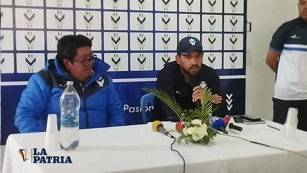 Flores (der.) durante la conferencia de este martes en Oruro. Foto: La Patria.