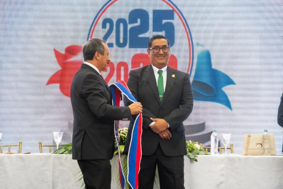 Vicente Cuéllar pone la banda a Vargas, este martes, en Santa Cruz. Foto: RRSS del ahora exrector 