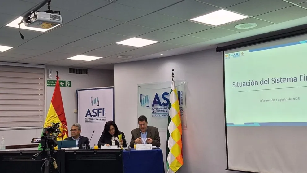 La directora de la ASFI, Ivette Espinoza, realiza una evaluación del sistema financiero. foto: Marco Belmonte / Visión 360