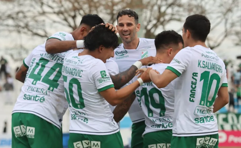 Jugadores de Oriente Petrolero festejan su victoria sobre Independiente. Foto: Agencia Marka registrada
