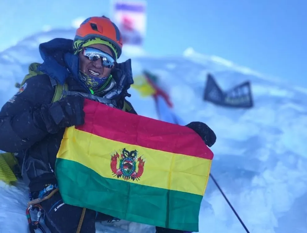 Ayaviri con la tricolor nacional en el Manaslu. Foto: Hugo Ayaviri.
