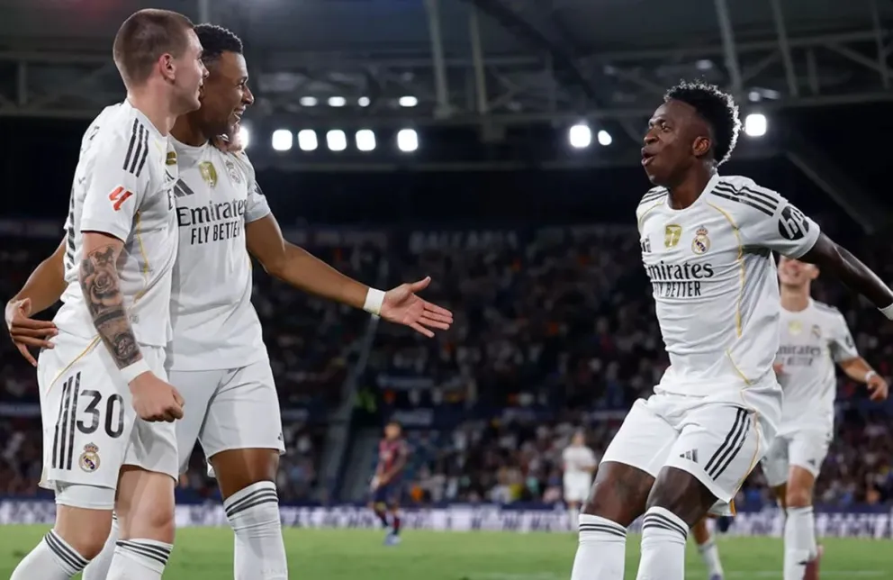 Mastantuono (izq.), Mbappé y Vinícius Júnior celebran el primer gol del Madrid. Foto: Real Madrid