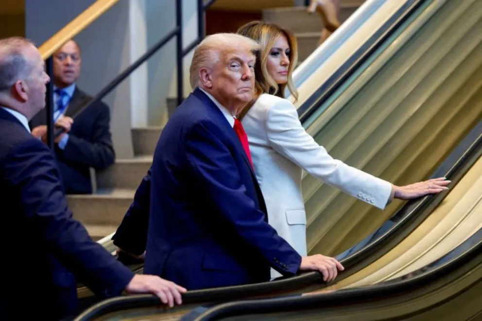 Melania Donald Trump tuvieron que subir a pie las escaleras mecánicas ayer en la ONU. Foto: @AlertaNews24