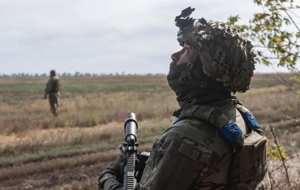 Un soldado ucraniano busca de posibles drones rusos. Foto: Diego Herrera Carcedo / Anadolu