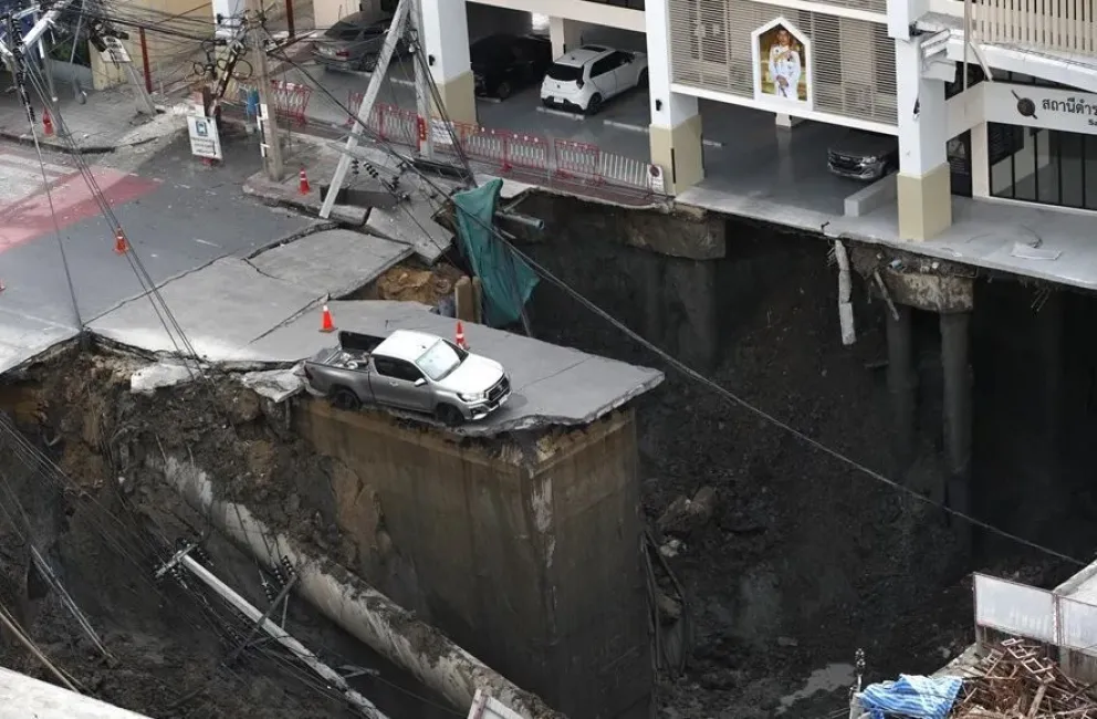 Un vehículo atrapado en un gran socavón tras un derrumbe en Bangkok. Foto: EFE