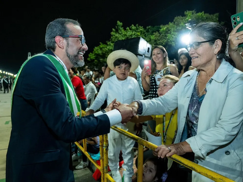 El Gobernador cruceño saluda a la gente por el aniversario de Santa Cruz. Foto: RRSS de Camacho 
