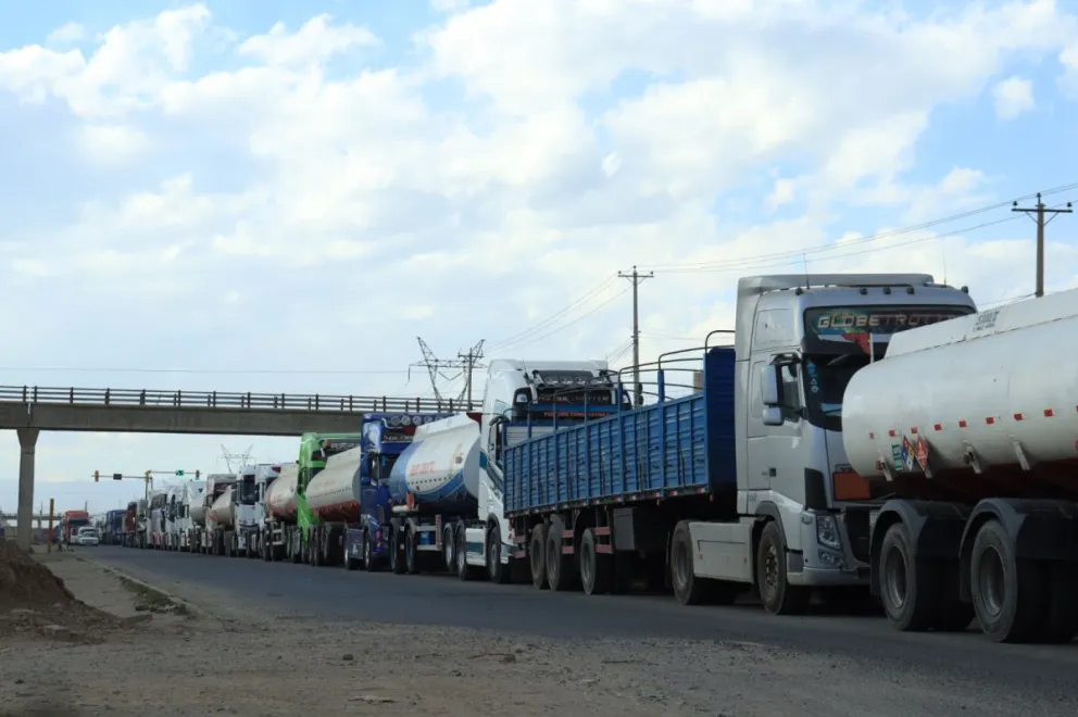 Filas de camiones cisternas para cargar gasolina y diésel subvencionado en Senkata. Foto: APG