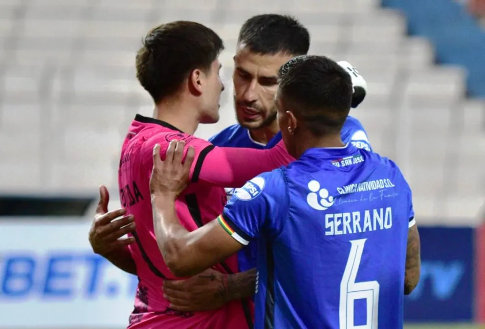 Poveda celebra con sus compañeros luego de atajar el penal a Palacio. Foto: Marka Registrada