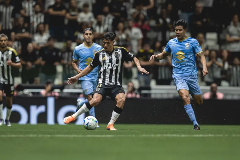 Ervin Vaca (der.), de Bolívar, marca a su rival de Atlético Mineiro. Foto: CAM.