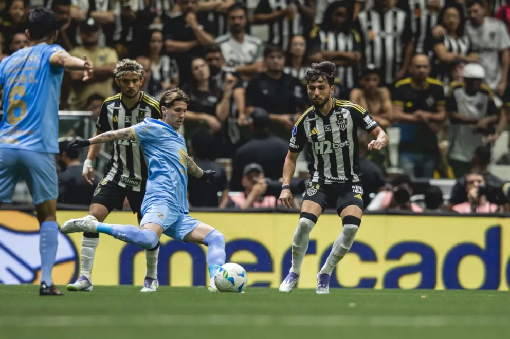 Rodríguez (izq.), de Bolívar, patea la pelota durante el partido en Brasil. Foto: CAM.
