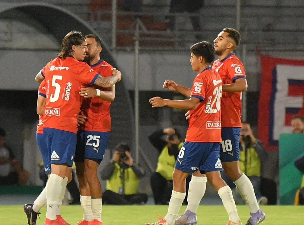 Jugadores de Wilstermann celebran su gol del triunfo. Foto: APG.