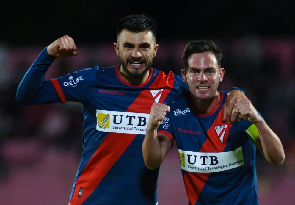 Triverio (izq.) festeja su gol con Fernando Saucedo. Foto: club Always Ready