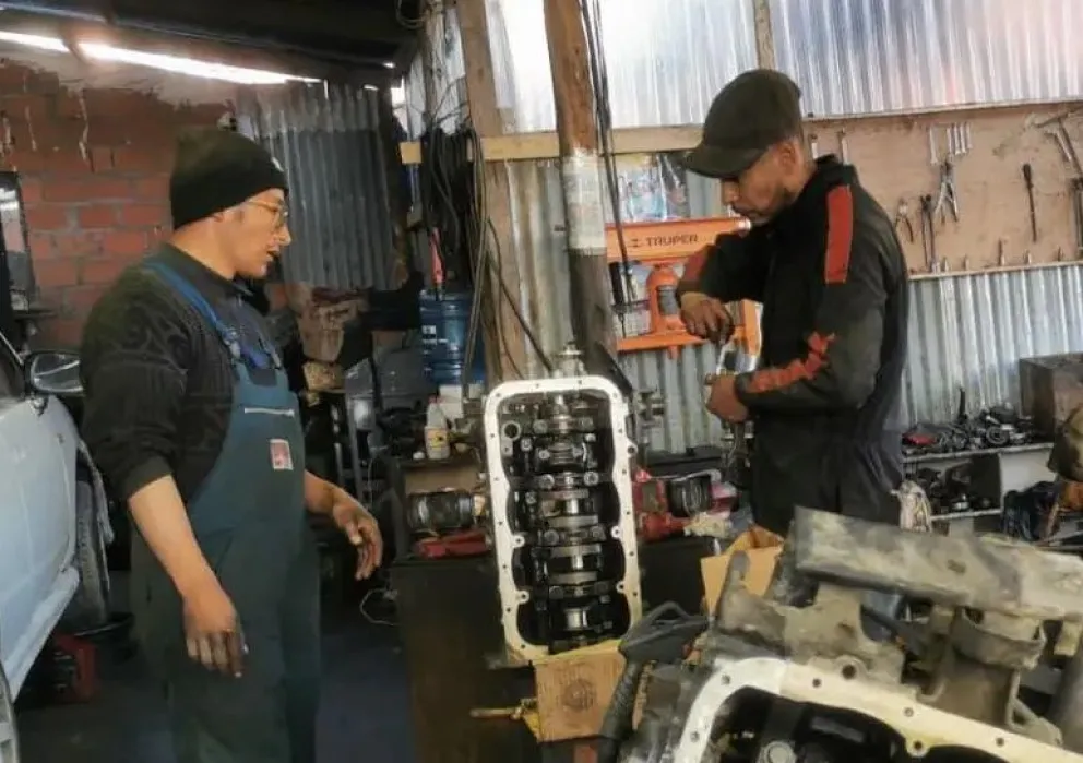 Mecánicos, en una visita periodística de una cadena televisiva. Foto: Unitel 