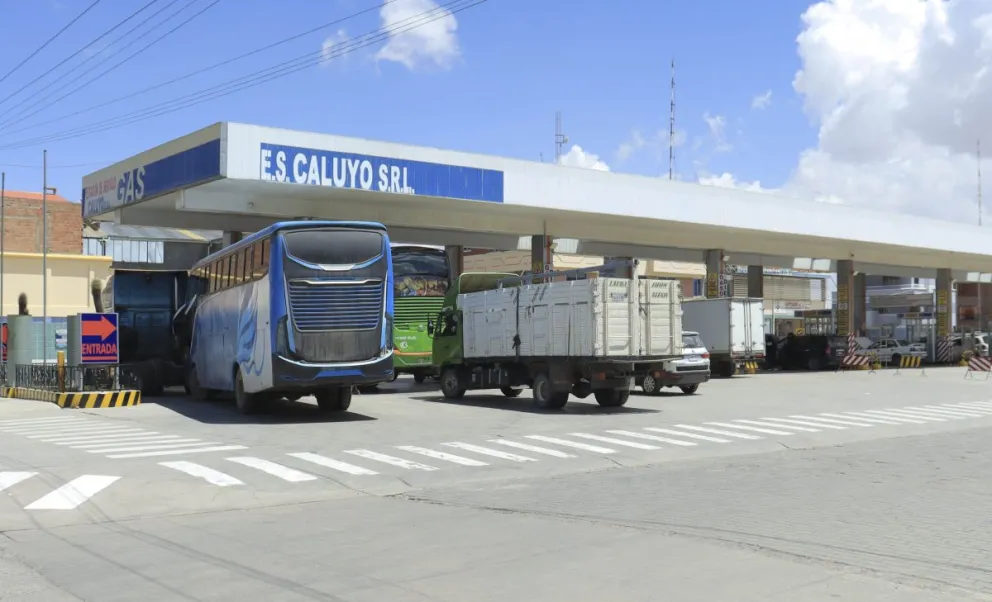 Vehículos en una estación de servicio. Foto: APG