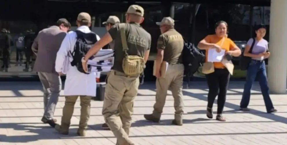 Policías y funcionarios del Ministerio Público allanan las oficinas de la estatal en Santa Cruz. Foto: Unitel