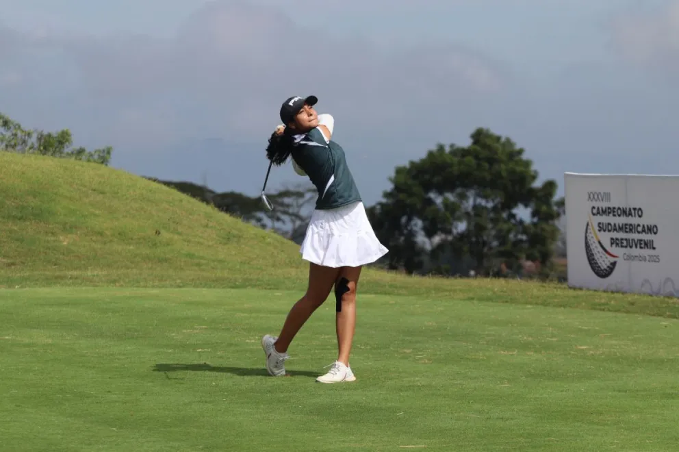Mayumi Onishi golpea la pelota durante su participación. Foto: @fedegolf_col.
