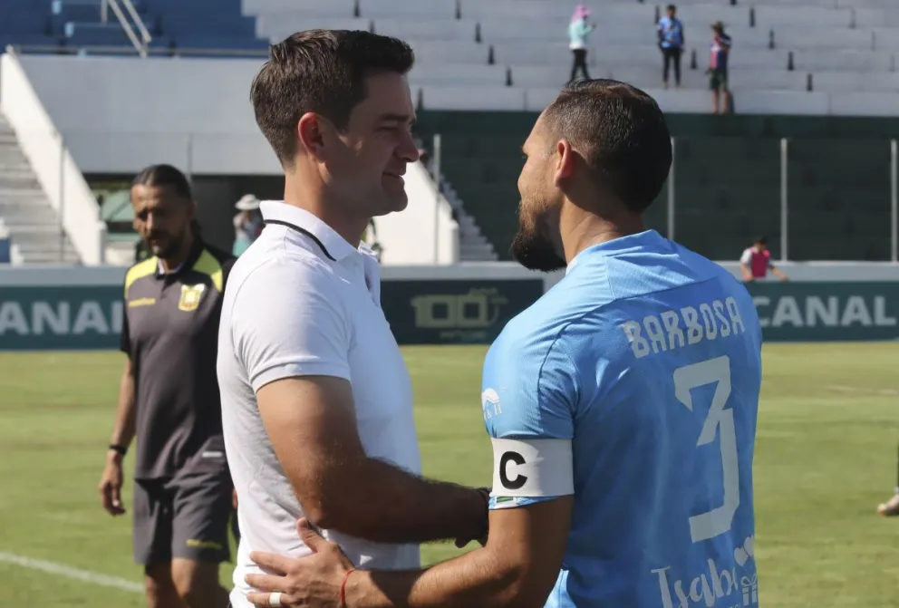 Joaquín Monasterio (izq.) junto a René Barbosa antes de empezar el partido en Entre Ríos. Foto: APG