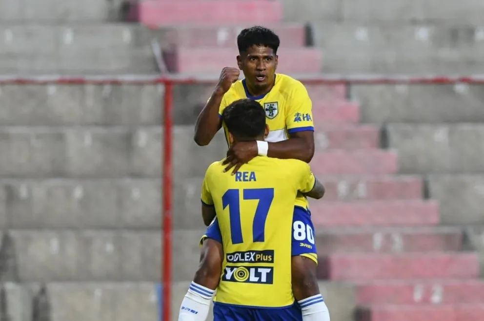 Loza (de frente), celebra su gol con Rea. Foto: APG.