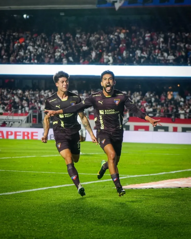 Medina celebra el gol de Liga junto a Villamil. Foto: LDU