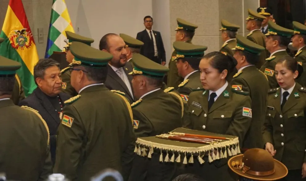 El presidente en ejercicio, David Choquehuanca, posesionó al Alto Mando Policial, la noche de este jueves. Foto: APG