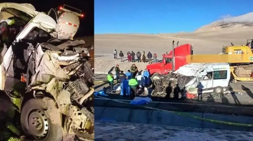 Los vehículos involucrados en el accidente de tránsito ocurrido la noche del miércoles en la carretera que conecta Puno con Moquegua quedaron gravemente dañados. Foto: Infobae