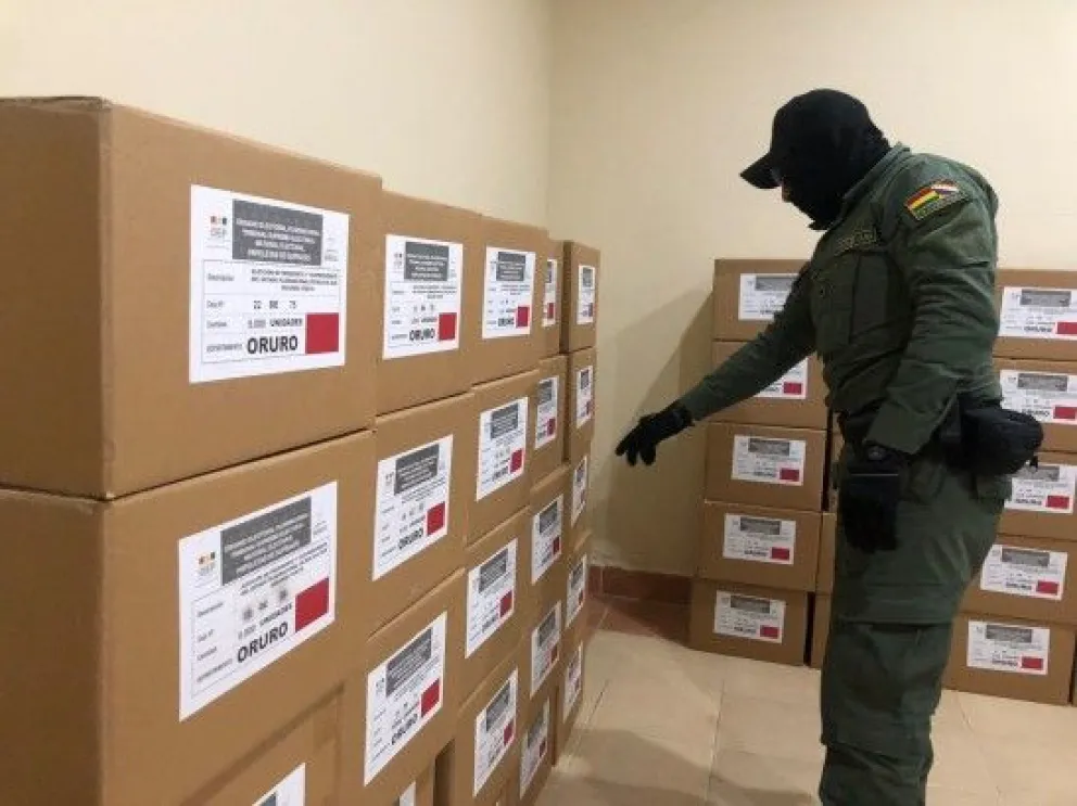 Las 75 cajas con papeletas de sufragio en el Tribunal Electoral Departamental (TED) de Oruro. Foto: ABI / Fuente Directa
