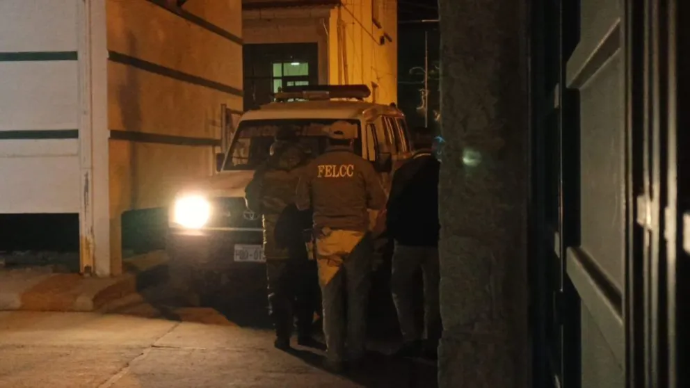 Personal de la Felcc en el centro de salud de Oruro, donde falleció la segunda joven en el "Saracho Fest". Foto: La Patria