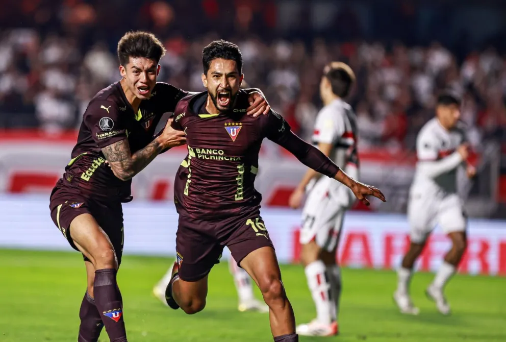 El boliviano Gabriel Villamil (izq.) festeja con Jeison Medina, autor del gol, el triunfo sobre el Sao Paulo. Foto: Conmebol Libertadores