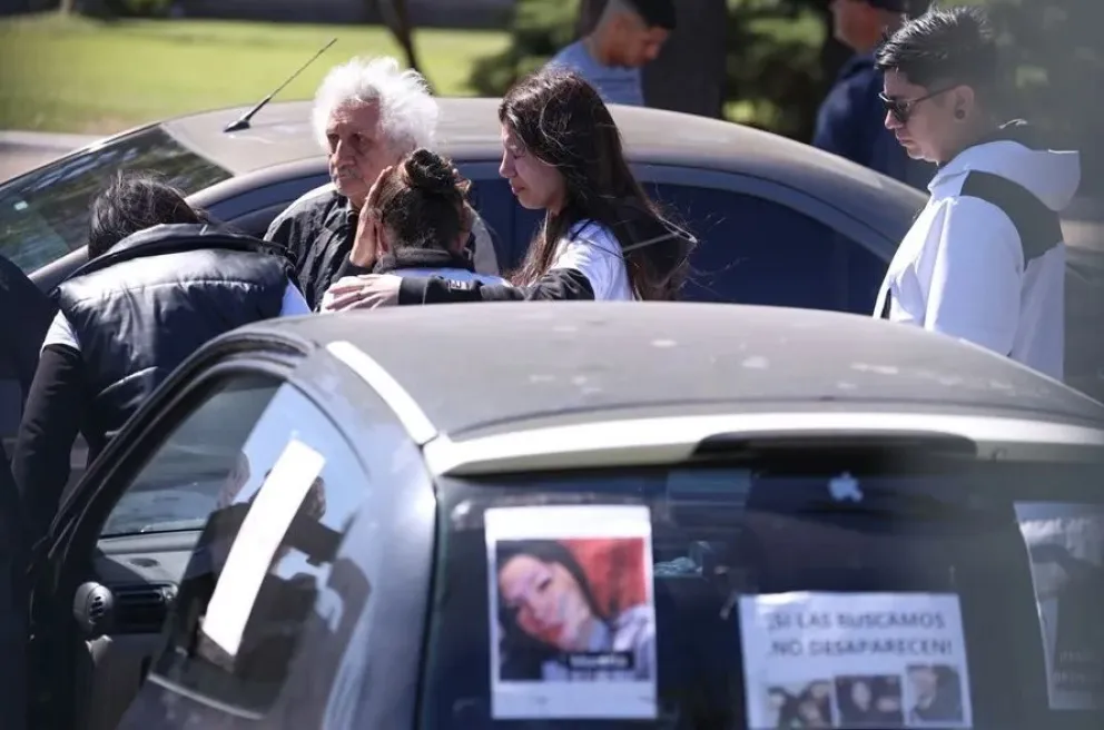 Familiares de Brenda del Castillo y Morena Verdi, víctimas de feminicidio, asisten al funeral en el cementerio Las Praderas. Foto: EFE