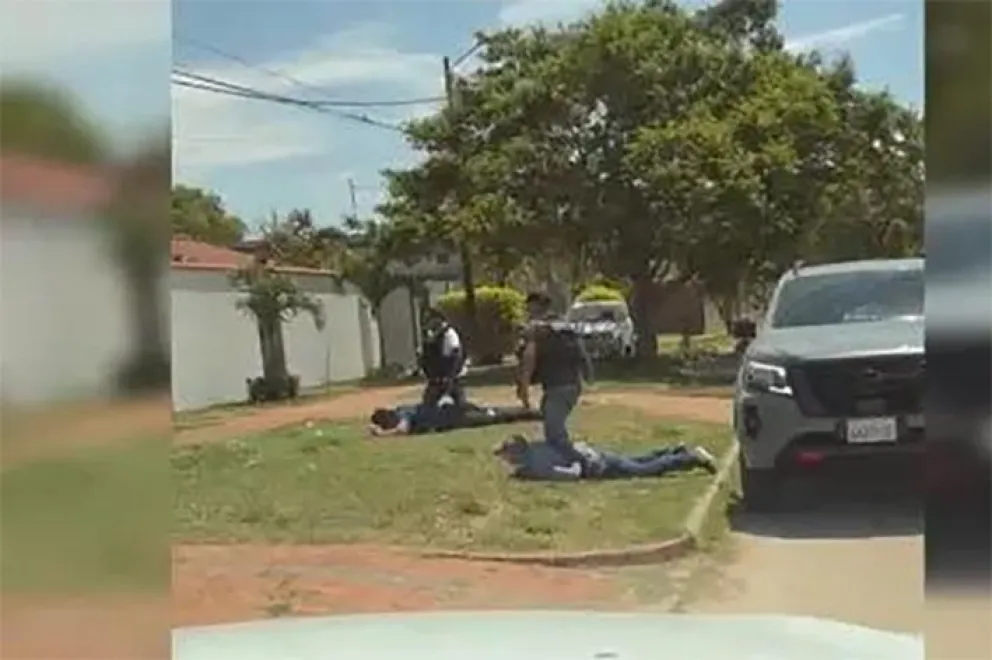 Policías y detenidos en el operativo. Foto: Captura de video