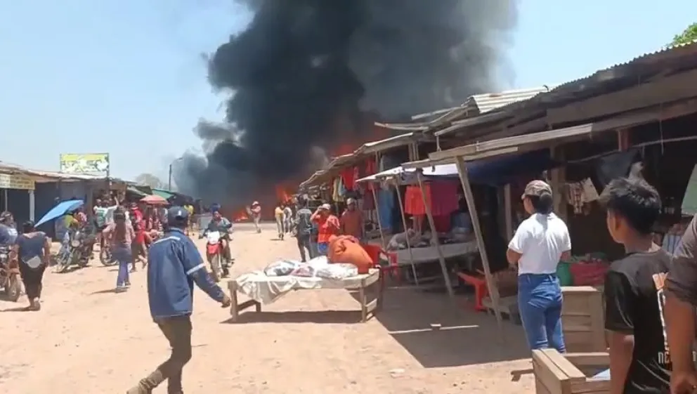 Vista del incendio en la feria. Foto: Captura de video