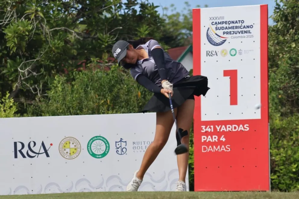 Mayumi Onishi, la golfista boliviana, le pega a la bola en el segundo día de competencia del Sudamericano. Credito: @fedegolf_col
