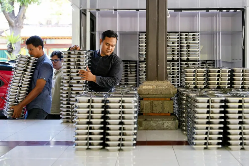 Trabajadores distribuyen comidas gratuitas en una escuela secundaria en Denpasar, Bali, Indonesia. FOTO: EFE