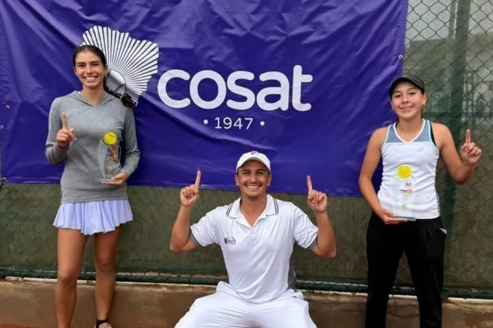 Las tenistas bolivianas con sus trofeos de campeonas en Perú. Foto: Marco Rojas.