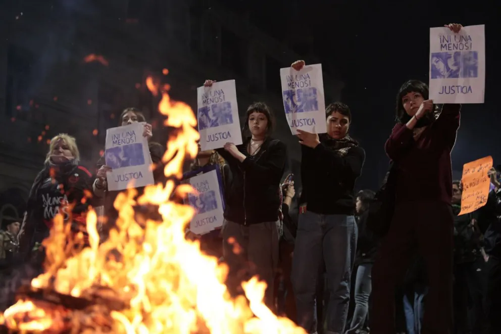 Personas protestan en Argentina en contra del feminicidio. Foto: EFE