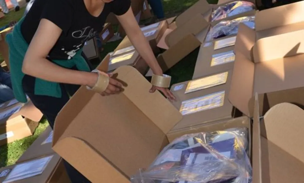 Funcionarios del TSE alistan las maletas electorales. Foto: RRSS