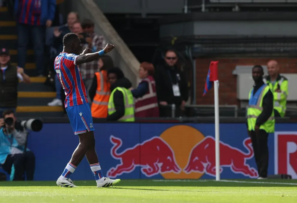 El jugador del Crystal Palace Ismaïla Sarr celebra el 1-0 al Liverpool. Foto: EFE.