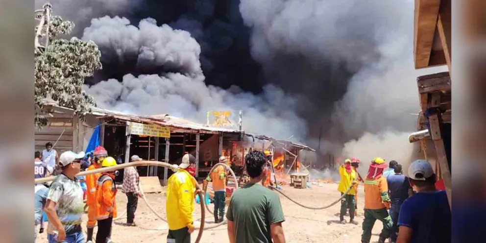 Bomberos luchan contra las llamas en Guarayos, durante el incendio. Foto: AEP