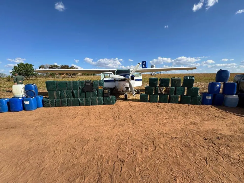 La Policía Militar de Brasil incautó aproximadamente una tonelada de cocaína en Alto Garças, Mato Grosso. Foto: Aviones y pistas en Facebook