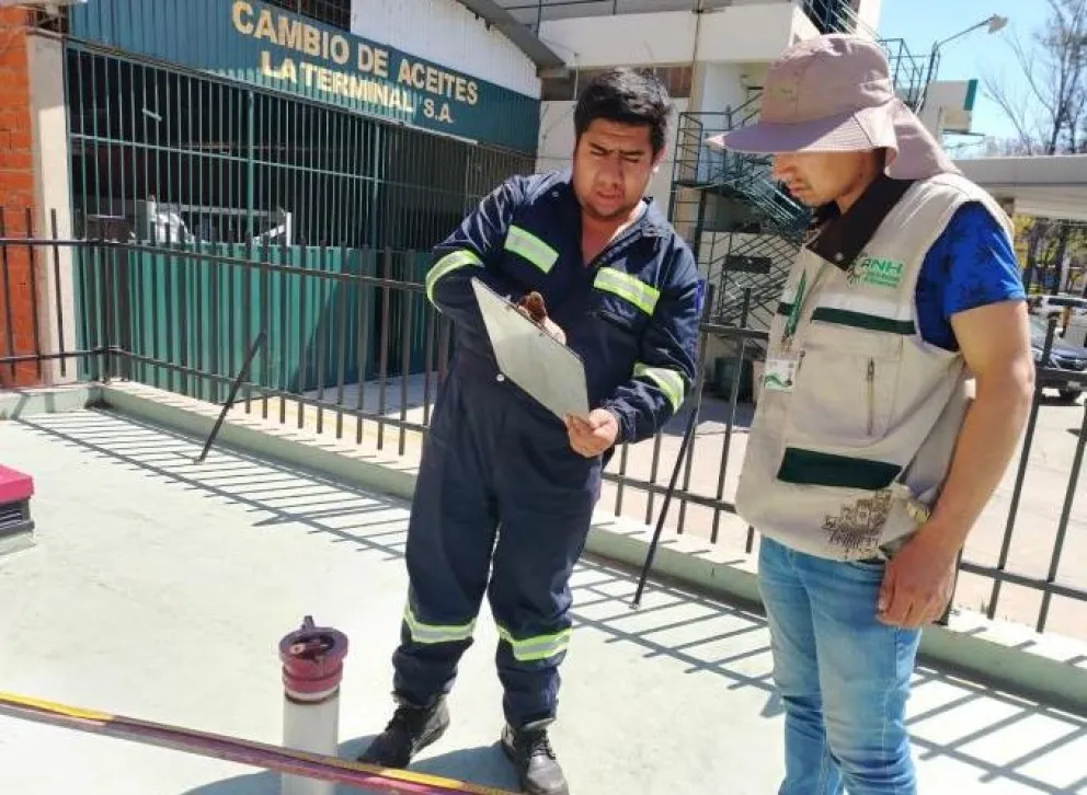 Un operativo de verificación de combustibles en una estación de servicio. Foto: ANH