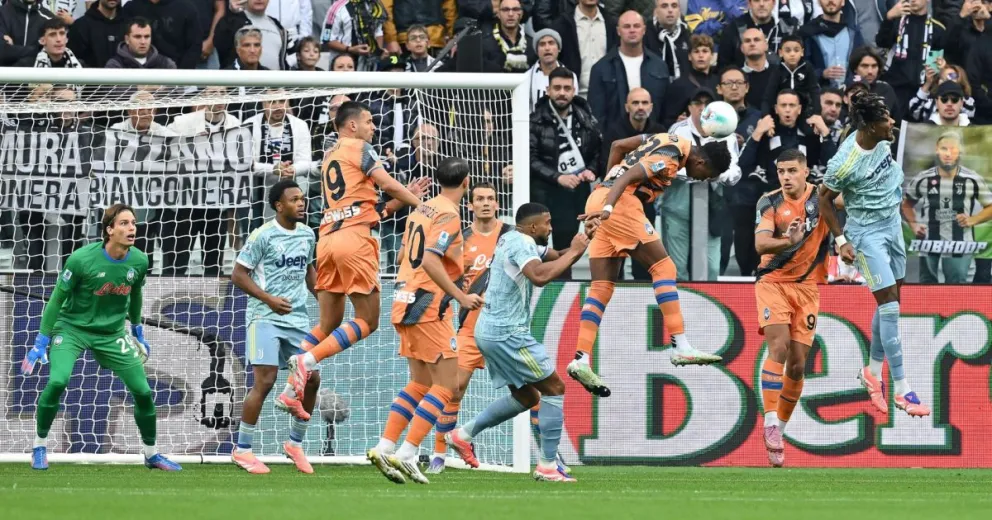 Incidencia del partido entre Juventus (de celeste) y Atalanta. Foto: EFE.