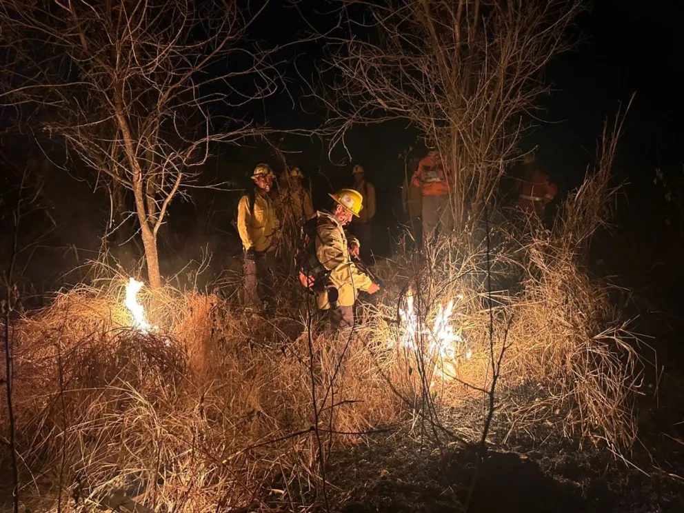 Bomberos voluntarios combaten un incendio en Santa Cruz. Foto: Bomberos Forestales del Centro Nacional de Formación para Expertos en Desastres Naturales