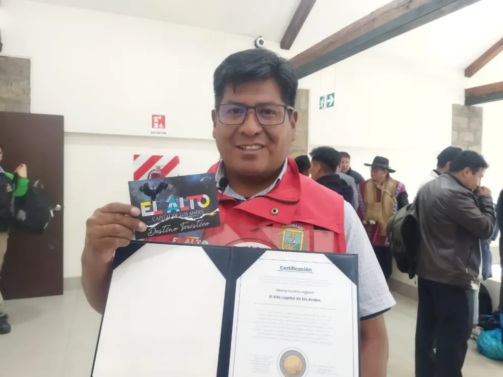 Un funcionario de la Alcaldía de El Alto, con la distinción. Fotos: Prensa GAMEA