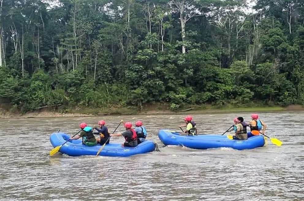 Turistas en un o de los ríos de la Amazonia . Foto: ABI