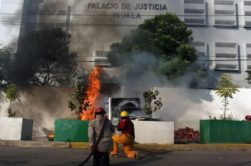  Fuego en instalaciones del Palacio de Justicia de Iguala, en Guerrero. Foto: EFE