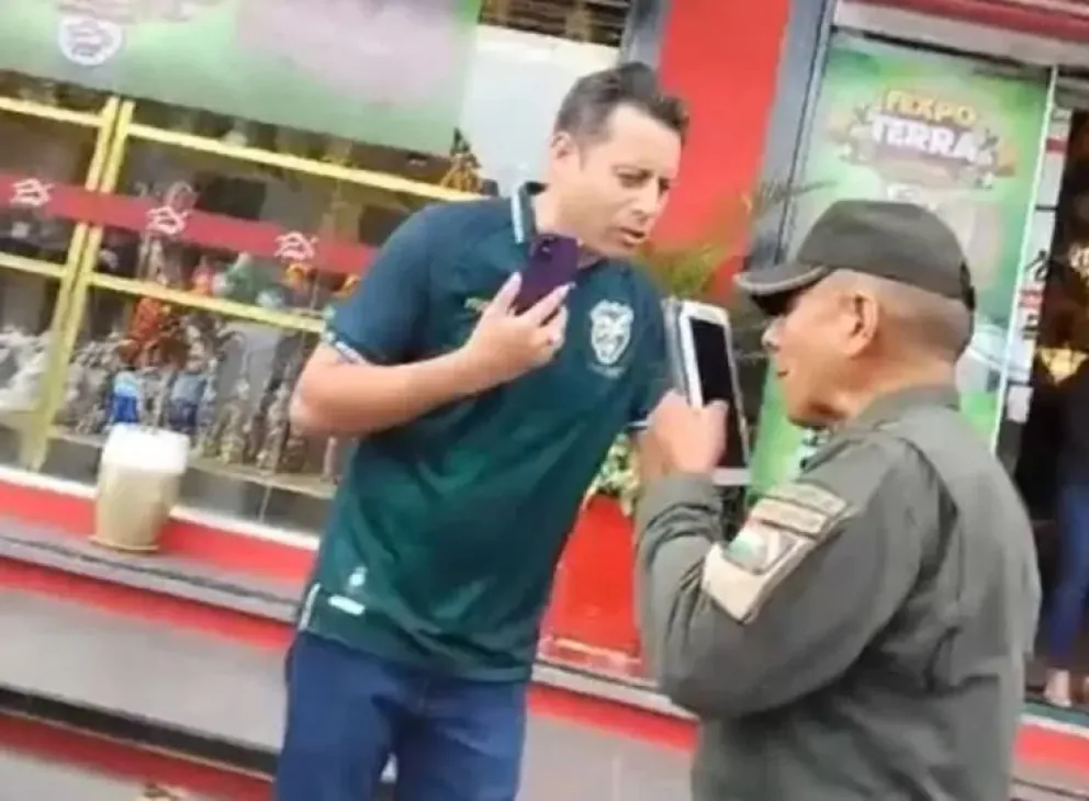 Lara con el policía al que agredió, en una captura de video.