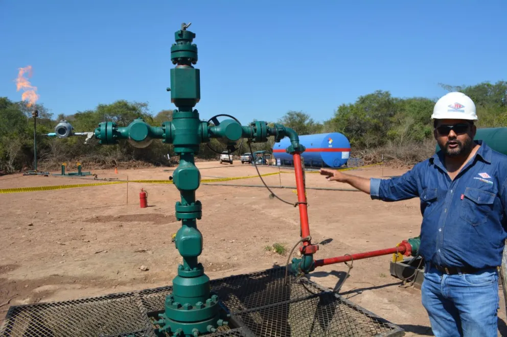 Un funcionario de la estatal petrolera en un pozo. Foto: YPFB