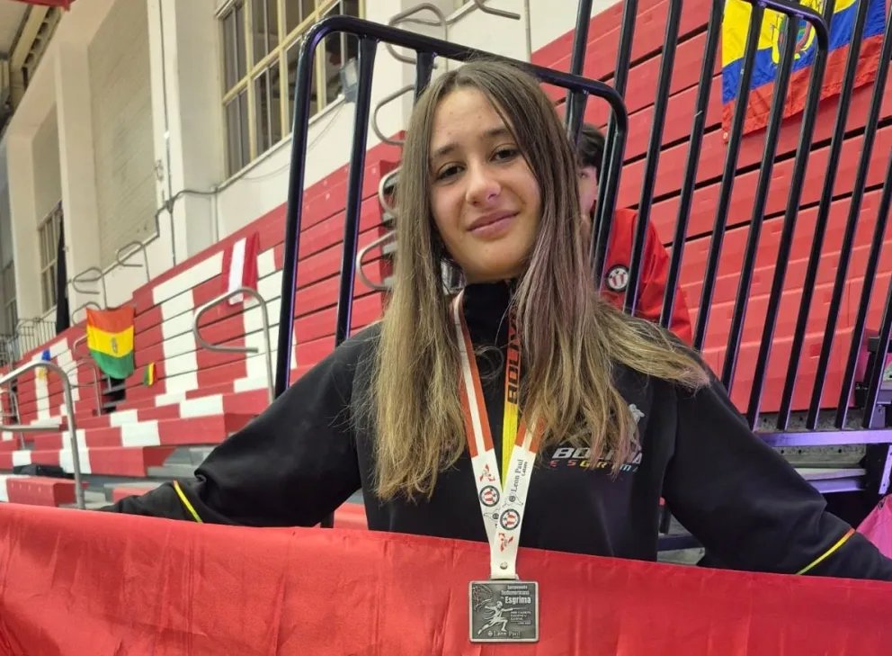 Victoria Mayer con su medalla y la tricolor nacional. Foto: Familia Mayer.