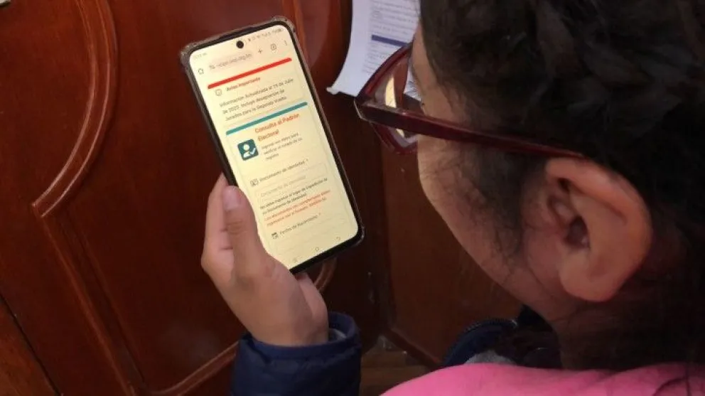 Una ciudadana revisa si es jurado electoral. Foto: OEP