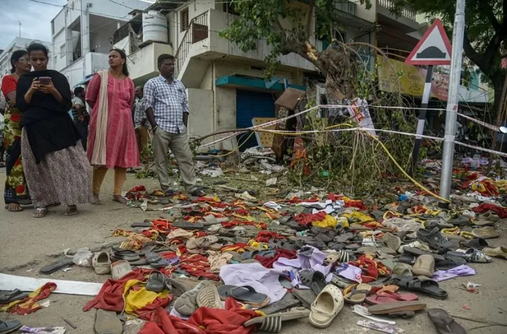 Varias personas en el lugar de un accidente de estampida mortal en Karur, Tamil Nadu, India. Foto: EFE